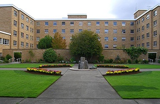 巴斯帝爾大學(xué)