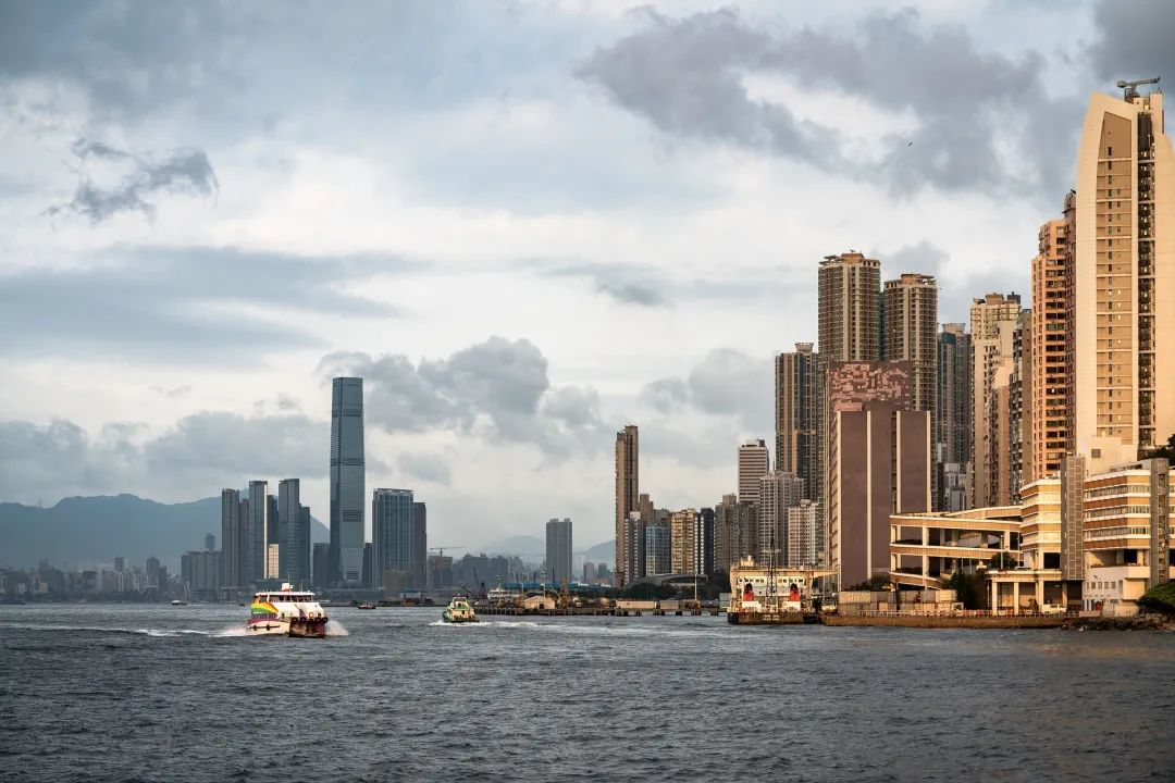 又走6萬人！香港移居潮持續(xù)！內(nèi)地卻拼命搶香港身份？