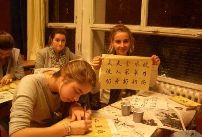 移民法國完全不用擔(dān)心語言了！法國中文教學(xué)早已遍地開花??！