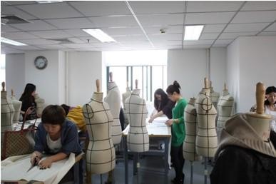 服裝設(shè)計(jì)專業(yè)哪個(gè)學(xué)校最好？