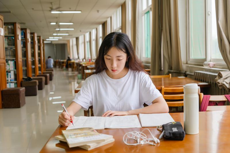 美國普渡大學上研究生花費每年多少人民幣？