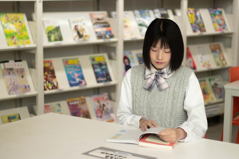 西班牙巴塞羅那大學(xué)本科學(xué)費(fèi)一年大概多少人民幣？