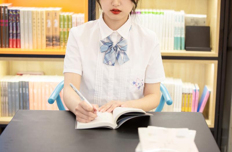 澳大利亞麥考瑞大學(xué)本科學(xué)費(fèi)一年大概多少人民幣？